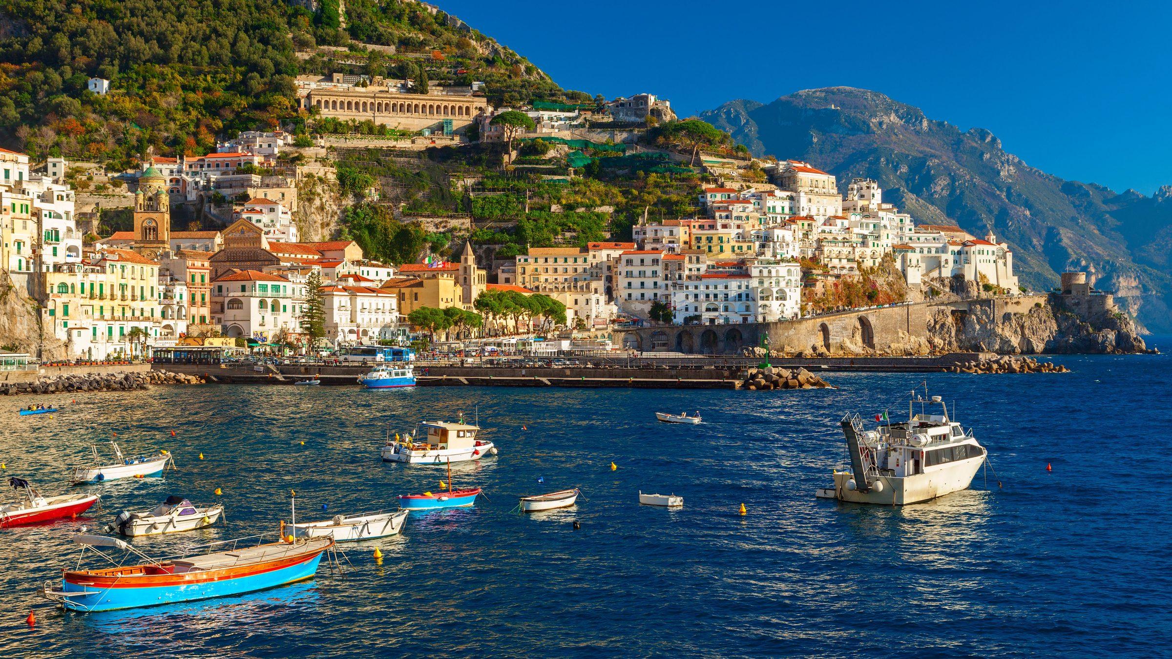 Pogled na Amalfi obalu sa mora
