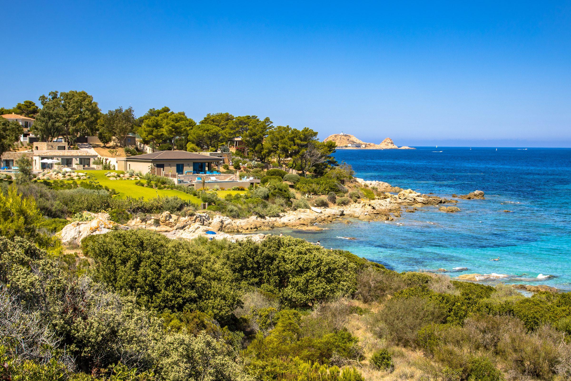 Mediteranska obala i vila okružena borovima