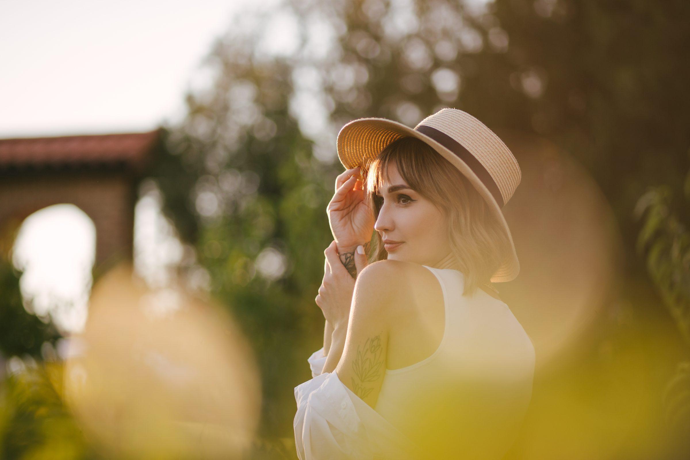 Žena u slamnatom šeširu, portret u profilu