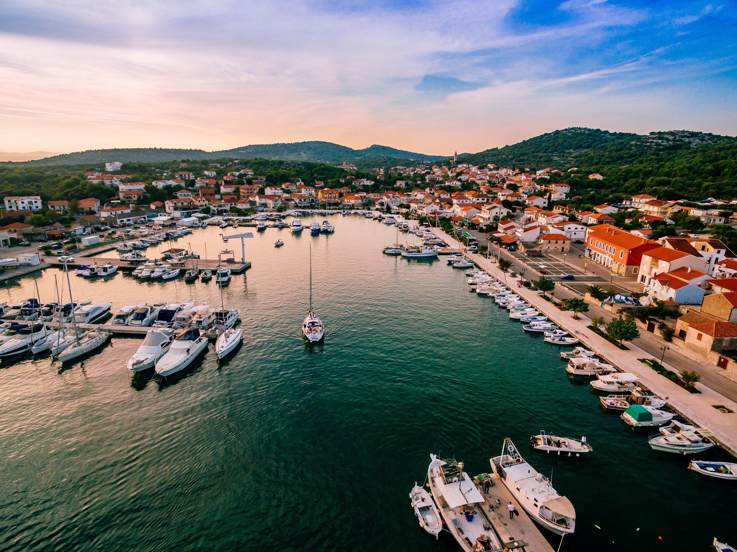 Marina na ostrvu Hvar sa jahtama