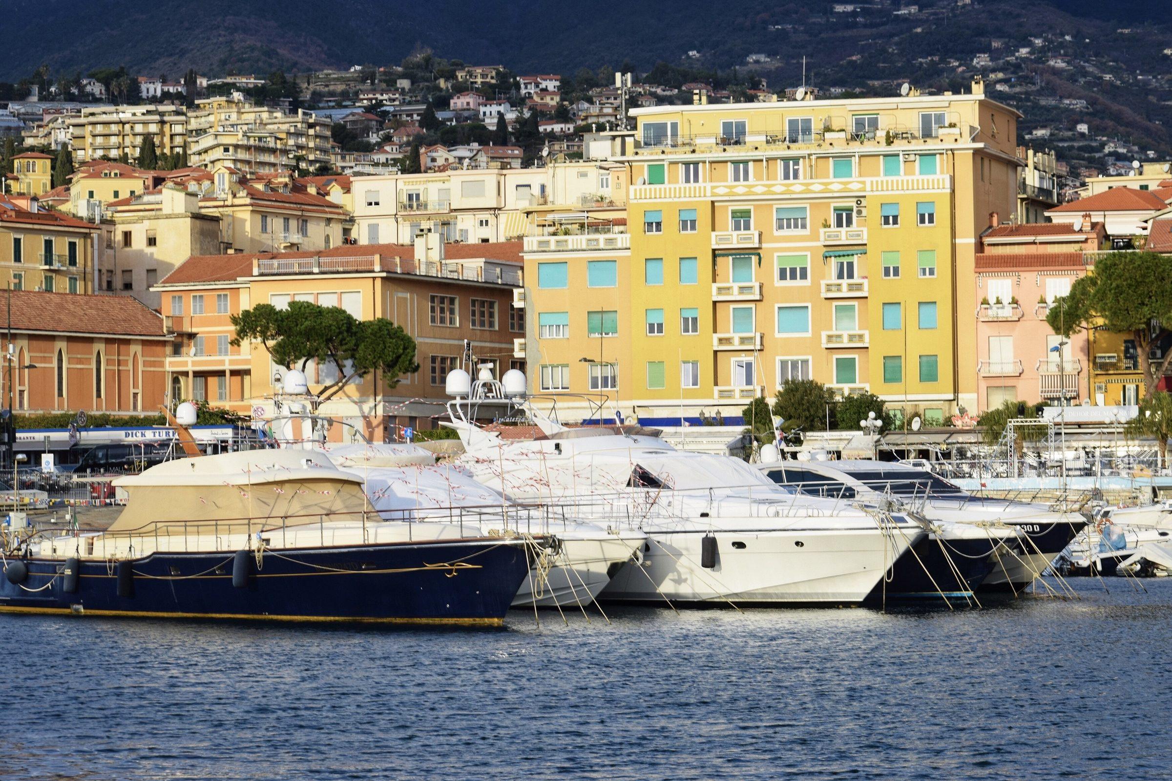 Šareni čamci privezani uz mediteransku luku
