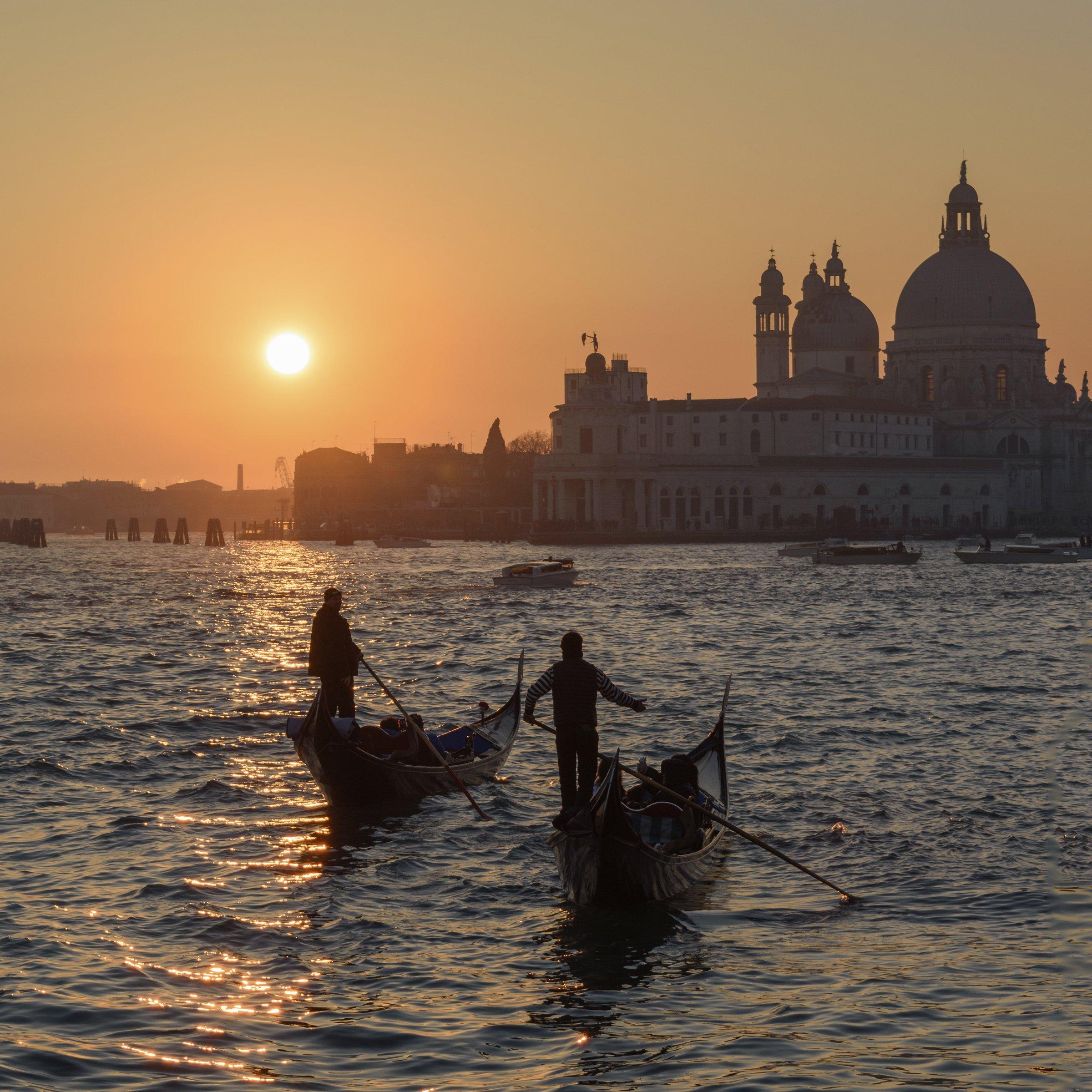 Gondolijeri na Canal Grande u Veneciji