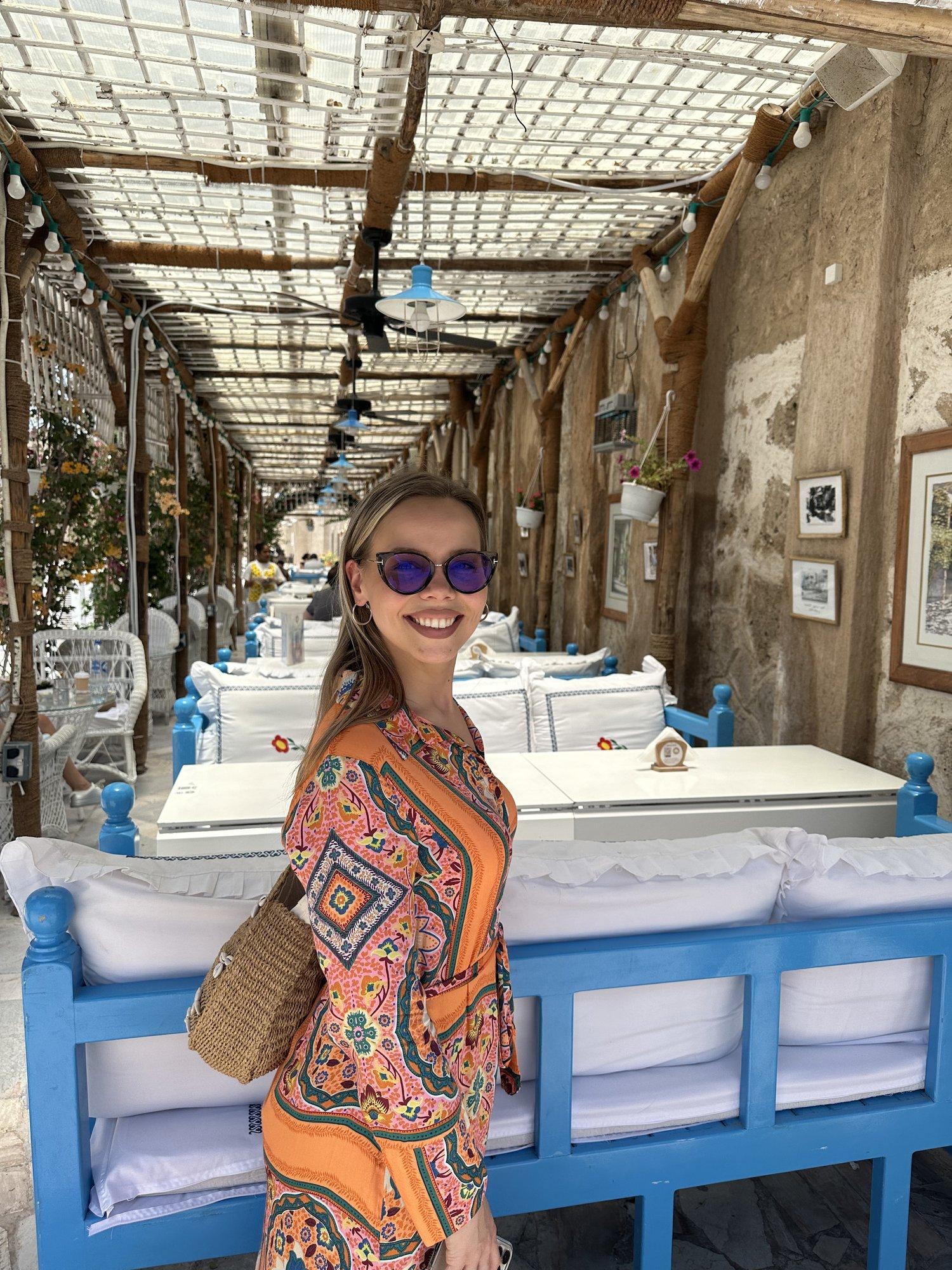 Marija Kalember na terasi restorana u mediteranskom stilu